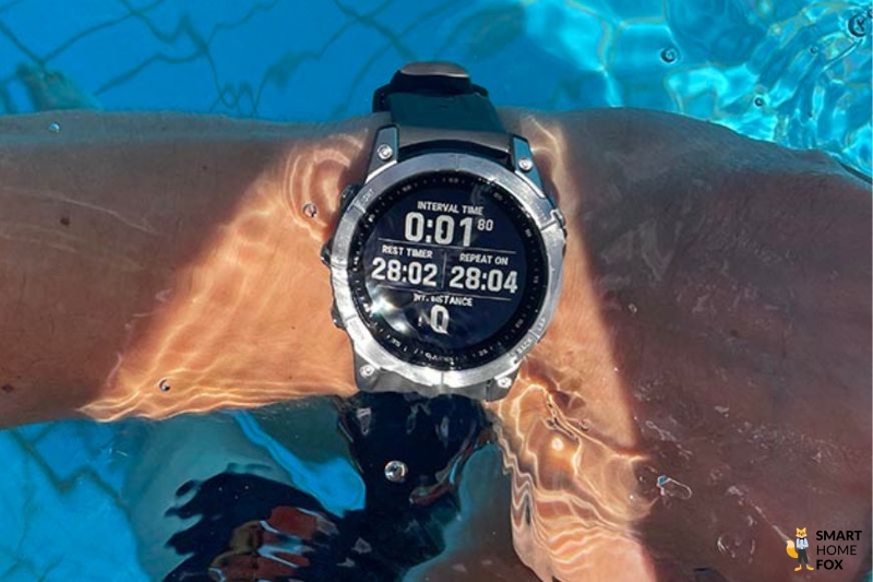 Дисплей Garmin Fenix 7 под прямыми солнечными лучами.